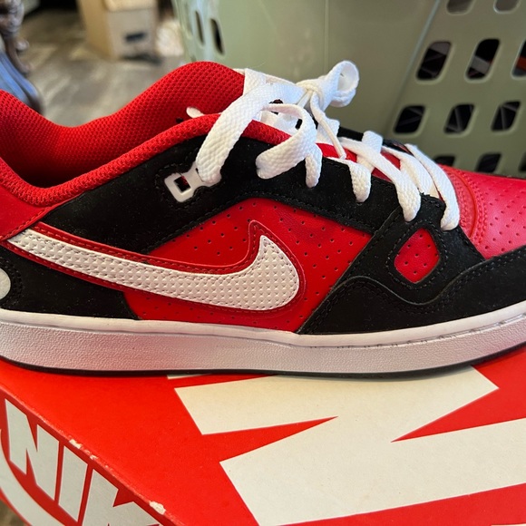 Nike - Picture 3 of 3